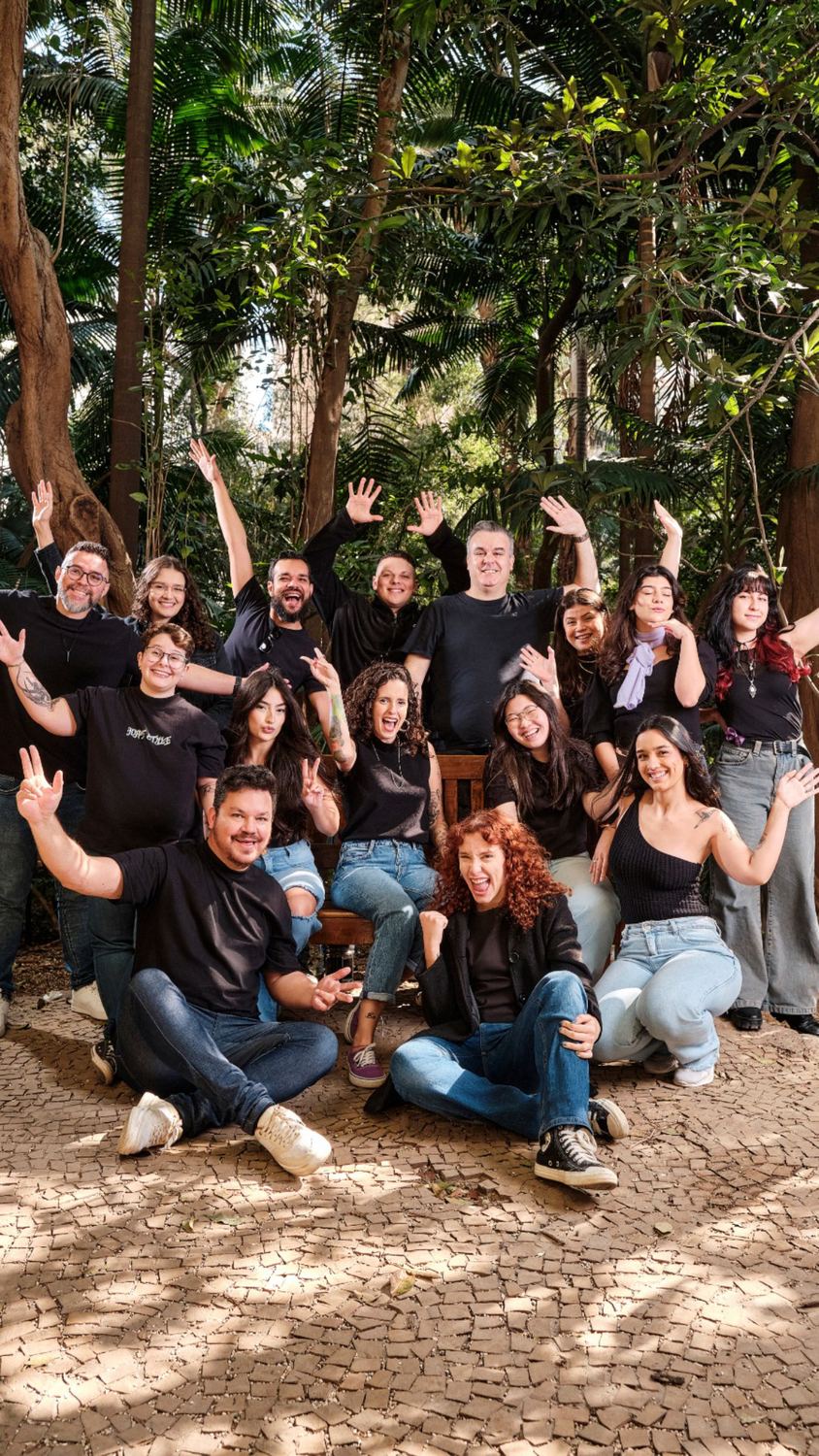 Equipe da Beyond reunida em um parque, sorrindo e acenando