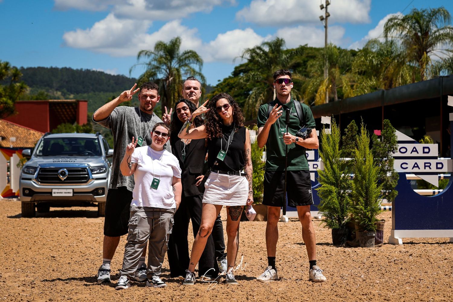 Equipe da Beyond na pista ao lado do obstáculo da Roadcard