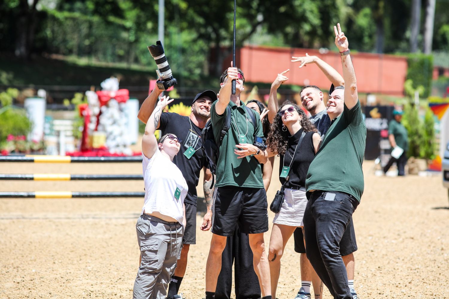 Equipe da Beyond fazendo uma selfie na pista de uma prova de salto