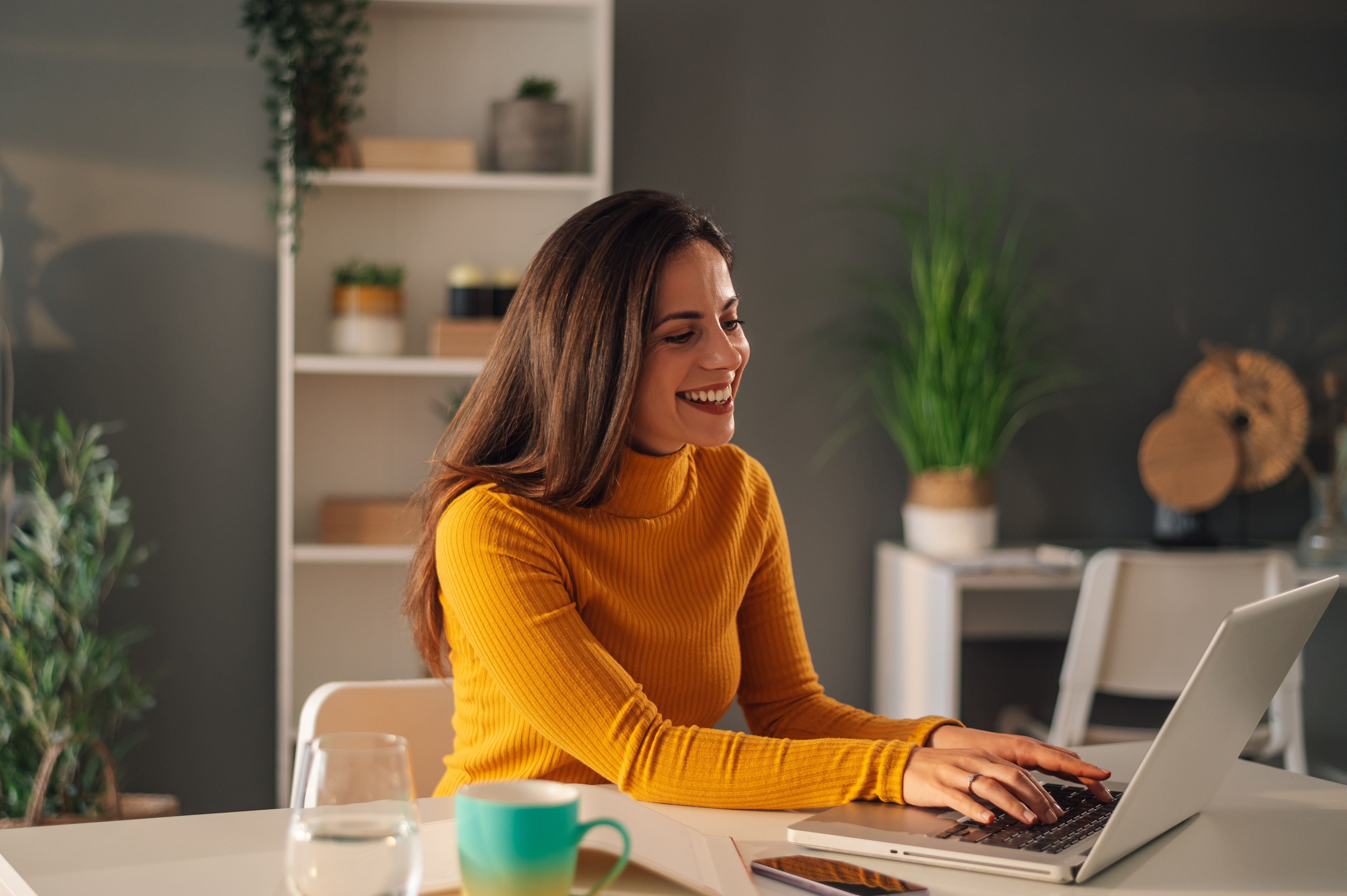 Mulher trabalhando para aumentar a presença digital de sua empresa